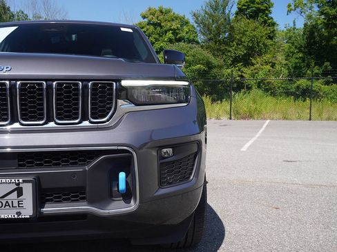 Used 2023 Jeep Grand Cherokee Overland w/ Luxury Tech Group IV AWD/4WD image 19
