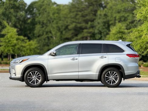 Used 2018 Toyota Highlander XLE AWD/4WD image 9