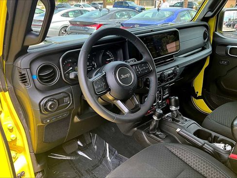 Used 2024 Jeep Wrangler Unlimited Rubicon 4xe image 17