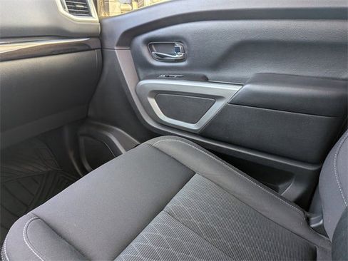 Used 2017 Nissan Titan SV image 15