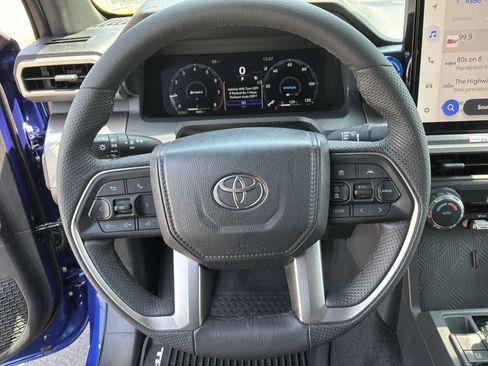 Used 2025 Toyota Tacoma TRD Sport AWD/4WD image 18