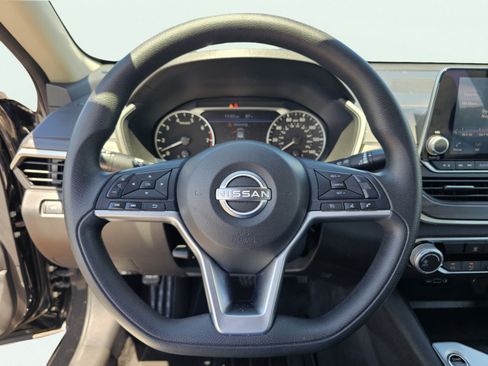Used 2025 Nissan Altima 2.5 SV FWD image 17