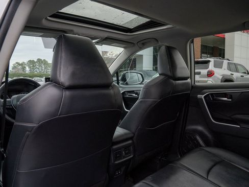 Used 2019 Toyota RAV4 XLE Premium image 10