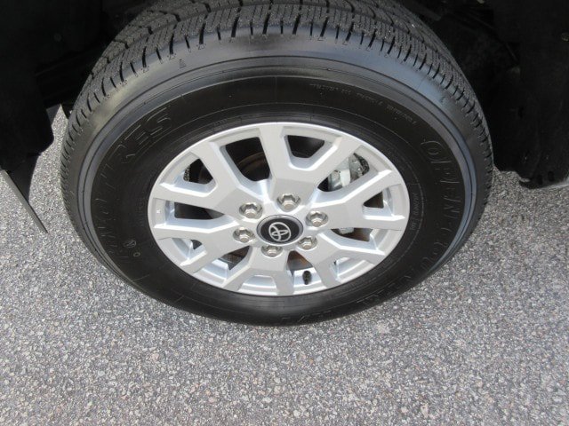 Used 2025 Toyota Tacoma SR5 AWD/4WD image 9