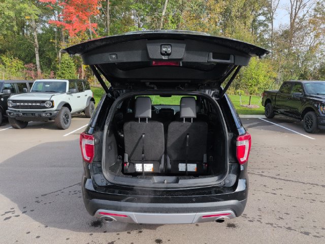 Used 2017 Ford Explorer XLT w/ Equipment Group 202A AWD/4WD image 19
