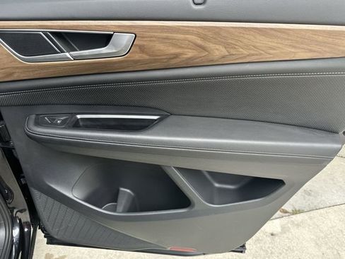 Used 2025 Volkswagen Atlas SE image 32