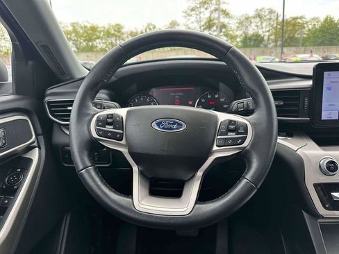 Used 2022 Ford Explorer XLT w/ Equipment Group 202A AWD/4WD image 14