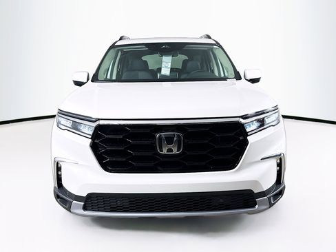 New 2025 Honda Pilot Touring image 3