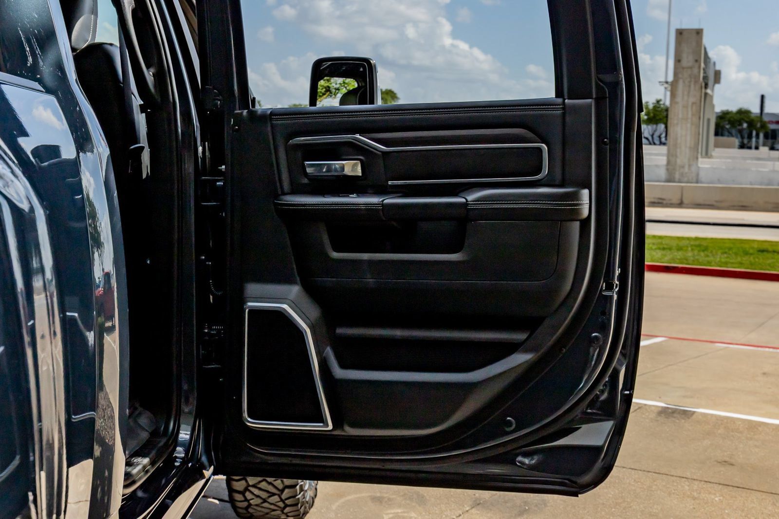 Used 2025 RAM 3500 Laramie AWD/4WD image 38