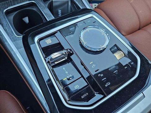 Used 2025 BMW 760i xDrive image 25