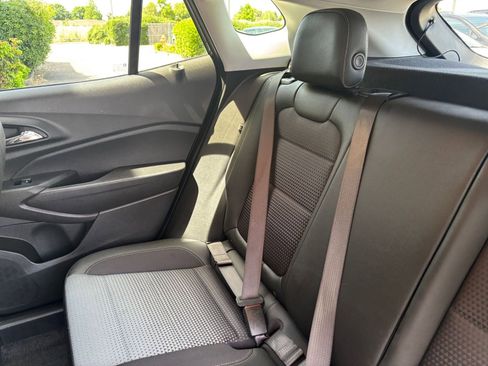 Used 2025 Chevrolet Trax LT w/ LT Convenience Package image 39