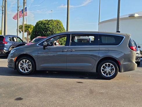 Used 2023 Chrysler Pacifica Touring-L w/ Uconnect Theater Family Group AWD/4WD image 9