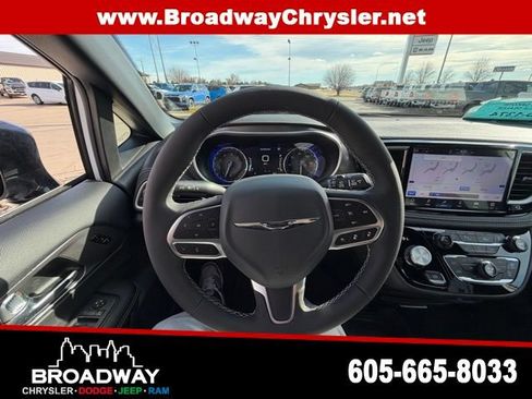 New 2026 Chrysler Pacifica Select AWD/4WD image 17