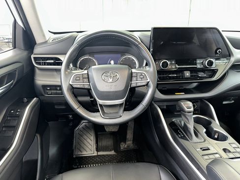 Used 2023 Toyota Highlander XLE image 2