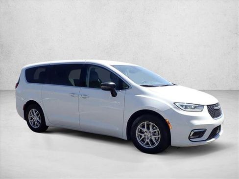 Used 2024 Chrysler Pacifica Touring-L FWD image 5