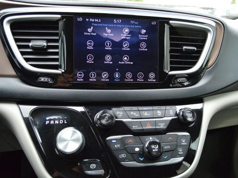 Used 2018 Chrysler Pacifica Touring-L w/ Advanced Safetytec Group image 13