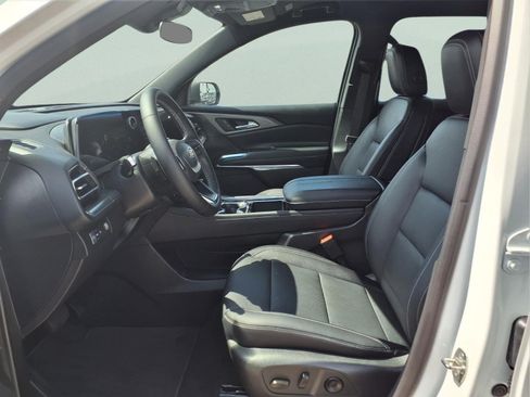 Used 2026 Chevrolet Traverse LT FWD image 12