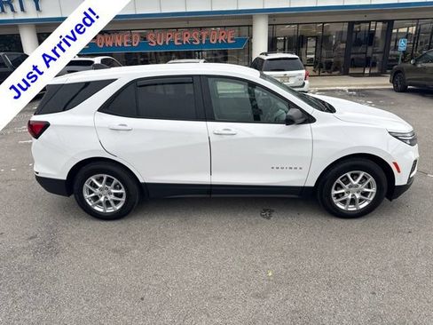 Used 2023 Chevrolet Equinox LS w/ LS Convenience Package FWD image 2