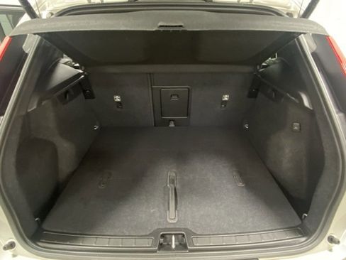Used 2025 Volvo XC40 B5 Plus image 8