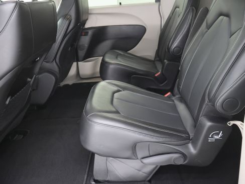 Used 2024 Chrysler Pacifica Touring-L image 9