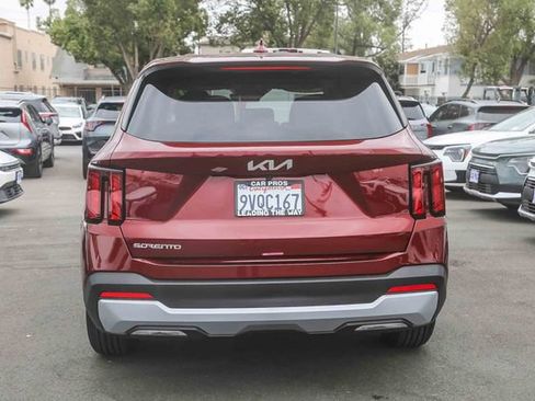 Certified 2025 Kia Sorento LX FWD image 9