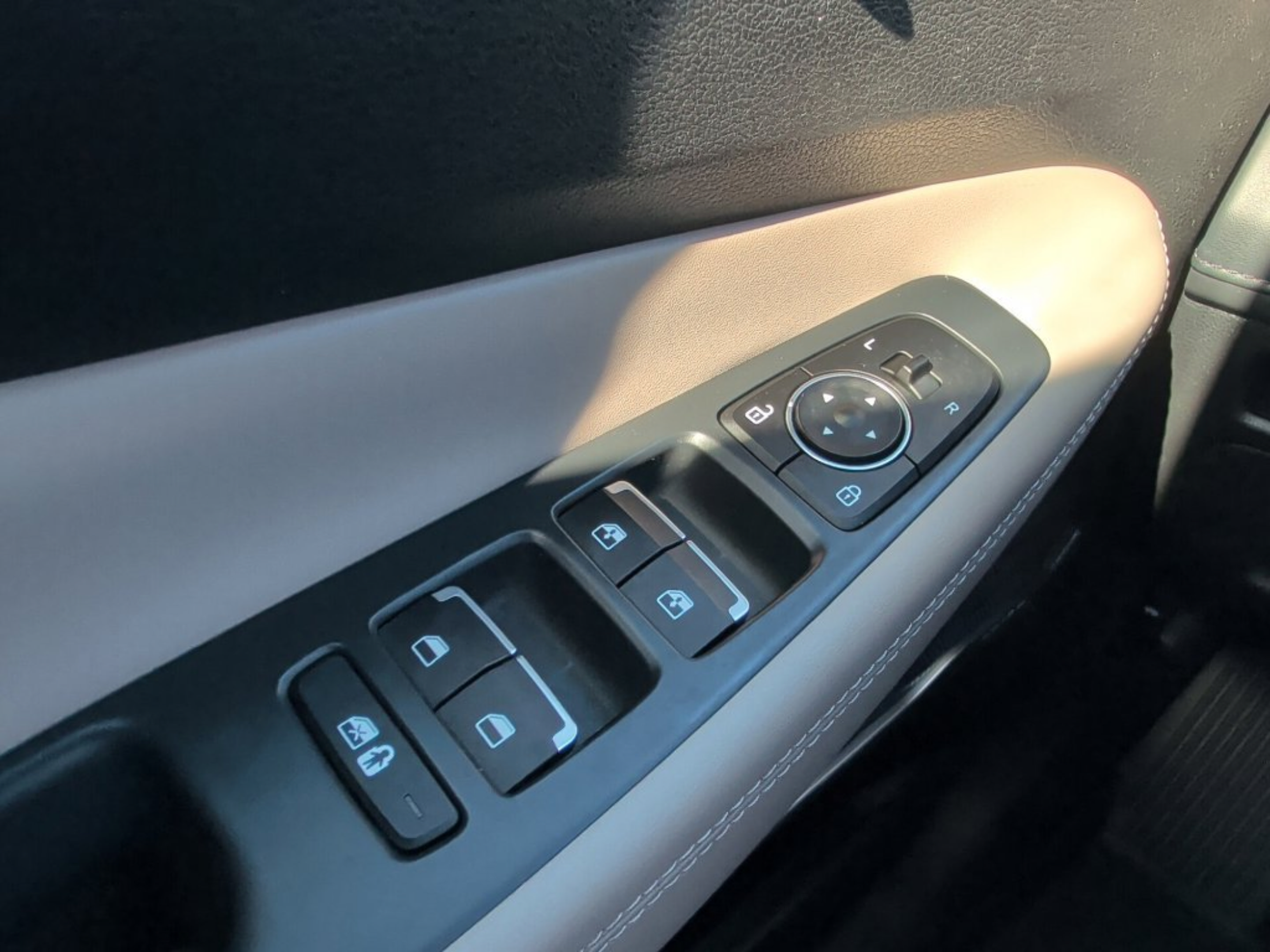 Used 2022 Hyundai Santa Fe SEL w/ Convenience + Premium Package FWD image 17