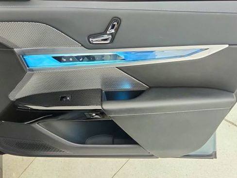 Used 2024 BMW 740i xDrive w/ Premium Package image 25