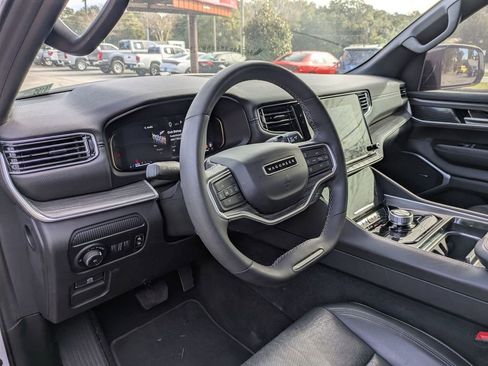 Used 2024 Jeep Wagoneer L Series II image 13