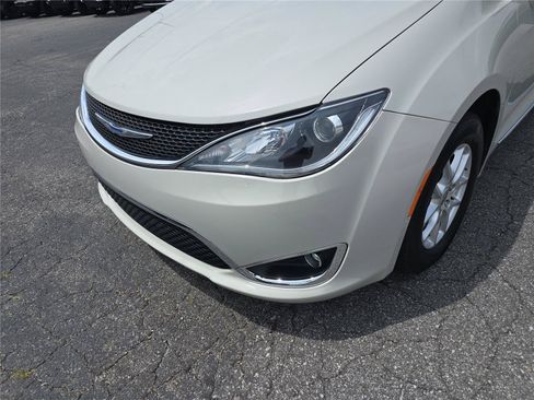 Used 2020 Chrysler Pacifica Touring-L FWD image 9