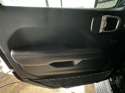 Used 2019 Jeep Wrangler Unlimited Sahara w/ Uconnect 4C Nav & Sound Group image 32