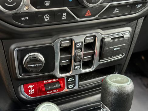 Used 2021 Jeep Gladiator Rubicon w/ Trailer Tow Package AWD/4WD image 27
