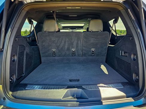 Used 2022 Chevrolet Suburban RST w/ Luxury Package AWD/4WD image 33