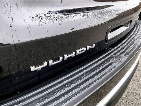 Used 2023 GMC Yukon XL SLT w/ SLT Premium Package image 8