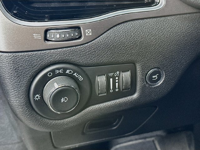 Used 2021 Jeep Cherokee Limited AWD/4WD image 20