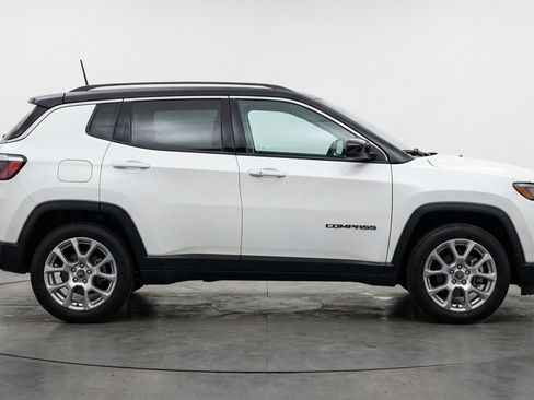 Used 2025 Jeep Compass Limited image 11
