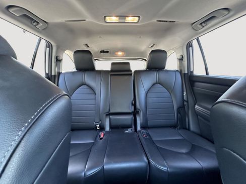 Used 2022 Toyota Highlander XLE image 13