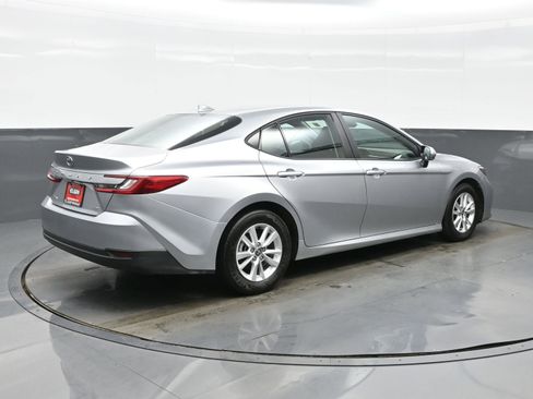 Used 2025 Toyota Camry LE image 6