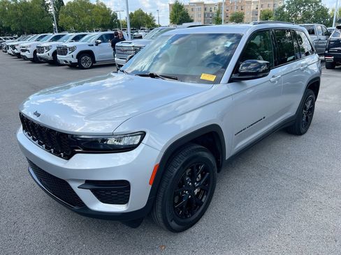 Used 2024 Jeep Grand Cherokee Altitude AWD/4WD image 1