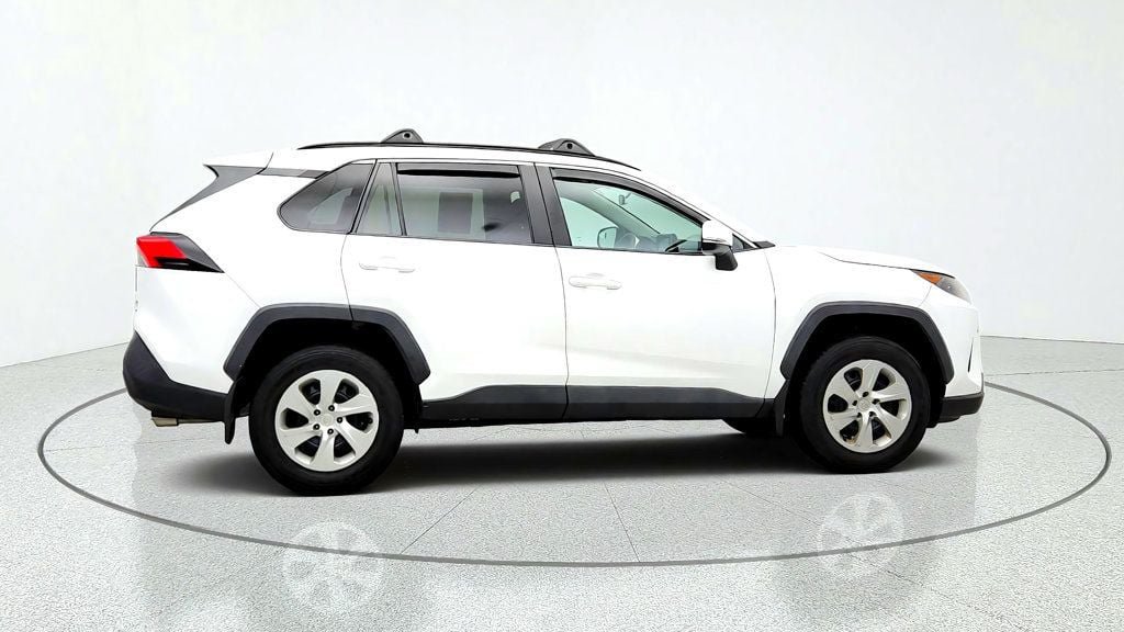 Used 2021 Toyota RAV4 LE AWD/4WD image 4