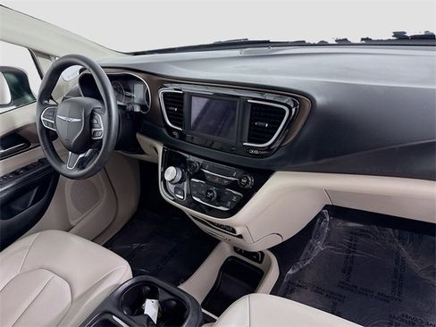 Used 2021 Chrysler Voyager Lxi image 28