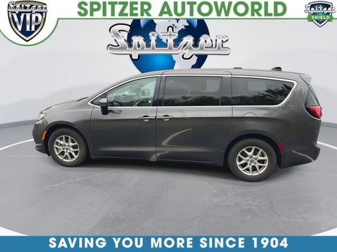 Used 2023 Chrysler Pacifica Touring-L FWD image 6