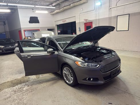 Used 2014 Ford Fusion SE w/ Equipment Group 202A FWD image 9