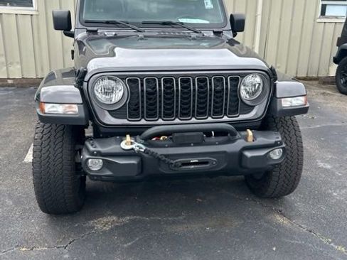 Used 2025 Jeep Gladiator Sport AWD/4WD image 10