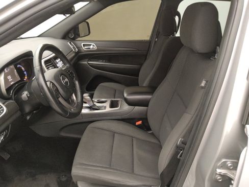 Used 2018 Jeep Grand Cherokee Laredo AWD/4WD image 17