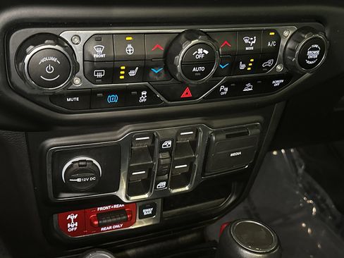 Used 2022 Jeep Wrangler Unlimited Rubicon 4xe w/ Cold Weather Group AWD/4WD image 24