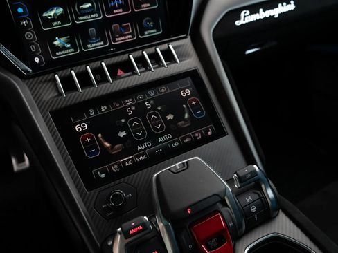 Used 2024 Lamborghini Urus Performante AWD/4WD image 21