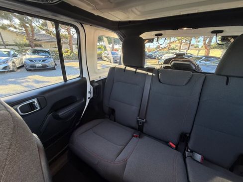 Used 2025 Jeep Wrangler Unlimited Rubicon image 35