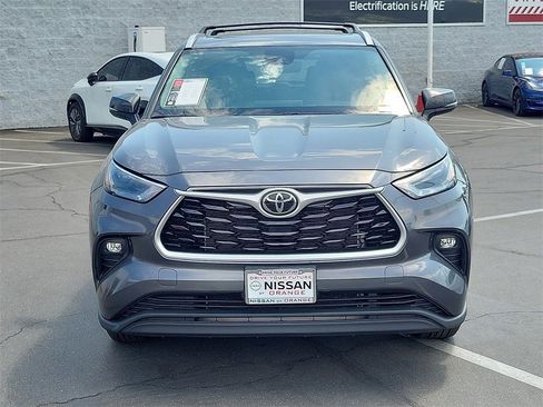 Used 2022 Toyota Highlander XLE image 2