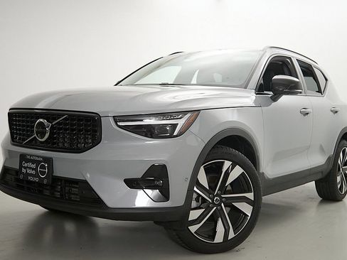 Certified 2025 Volvo XC40 B5 Ultra AWD/4WD image 2