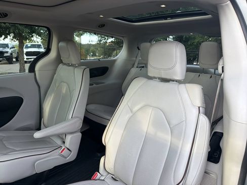 Used 2017 Chrysler Pacifica Limited FWD image 30